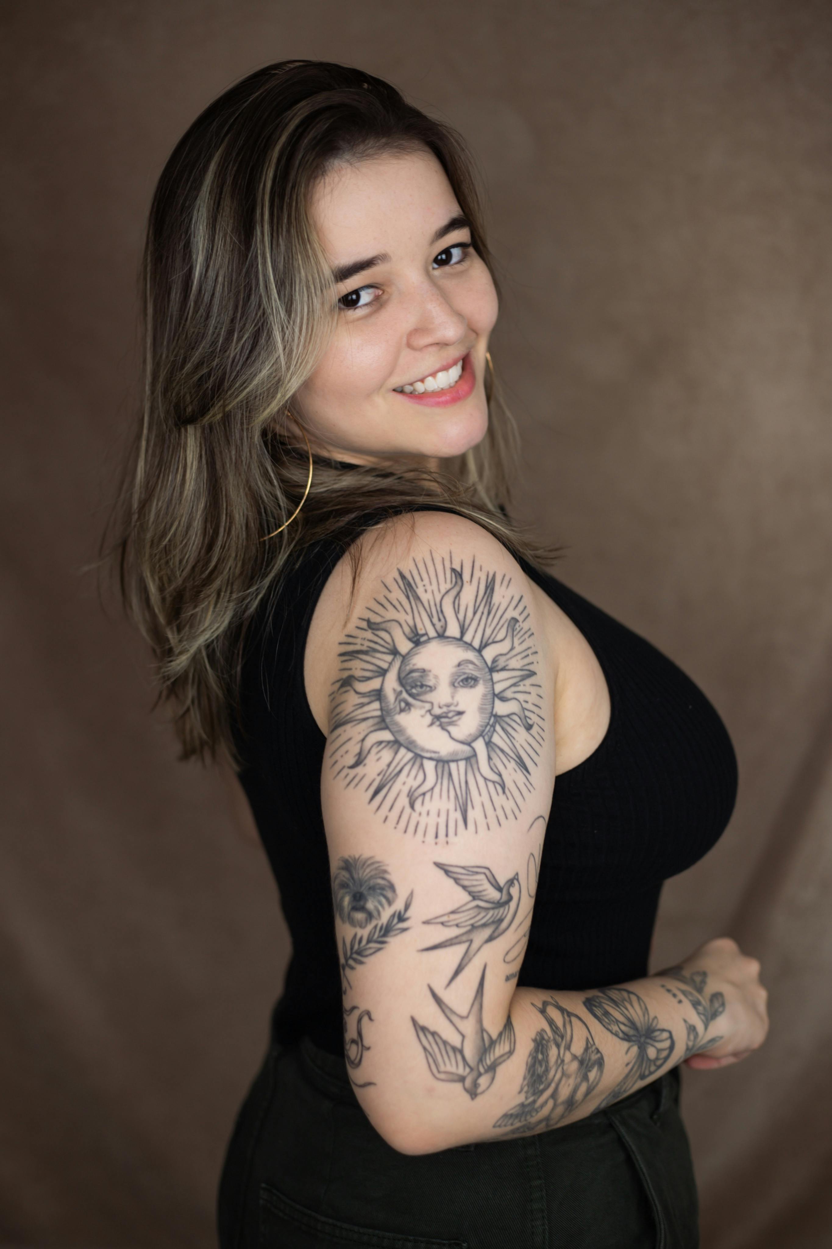 首屏推荐海报：影像人物氛围图